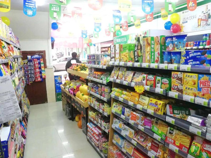 如何给渝中区春荷纪百货店铺起一个既有特色又吸引顾客的名字？今天，我们一起来 brainstorm 一下，通过分析和对比，看看哪些名称更符合我们的需求。