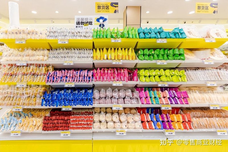 百货，音“bǎi huì”，是日常生活不可或缺的一部分。在渝中区春荷纪百货店内，你可以找到从日用品到服饰应有尽有的各类商品。